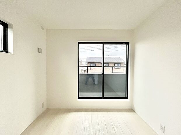 ◆1号棟◆～Bed Room～　バルコニーからの採光で朝もスッキリ目が覚めそうですね！穏やかな光が差し込む室内には、穏やかな時間が流れます。休日には、落ち着いた空間で自分の趣味を楽しむのはいかがですか