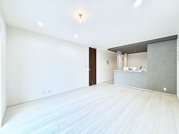 ◆1号棟◆～Living～　家族の食事や団らんのほか、子どもを遊ばせたり、友人を招いたりするLDKは住まいの中心。長時間過ごす場所だから、その空間は住まい全体の居心地を左右します。