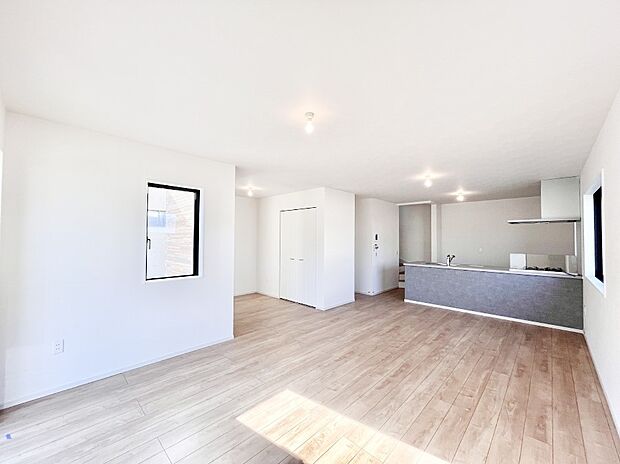 ◆１号棟◆～Living～　ここにはみんなが集い、食事と楽しい会話が始まる。話に夢中になりすぎて、ついつい時を忘れ夜半過ぎになってしまう。そんな束の間の幸せを感じさせてくれる場所でありたい。