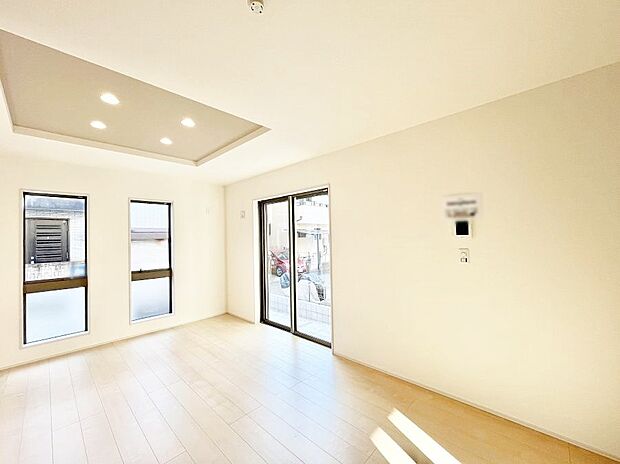 ◆１号棟◆～Living～　飽きの来ないシンプルでおしゃれなLDK。大きな窓から日差しが差し込むので室内も明るく、家族の憩いの場としてピッタリです。開放感と日当たりの良さを是非ご覧ください！