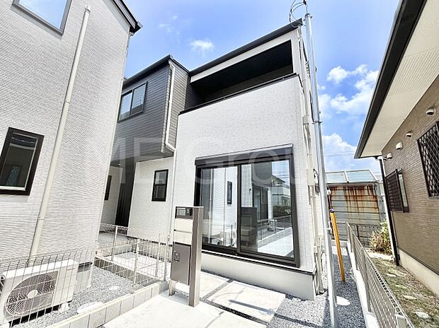 ～Exterior～ご夫婦で1台ずつ車を所持している場合や、車での来客が多い場合は、2台分の駐車場があると便利ですね！お子様の自転車やバイク置き場にするスペースとしてもご利用いただけます。