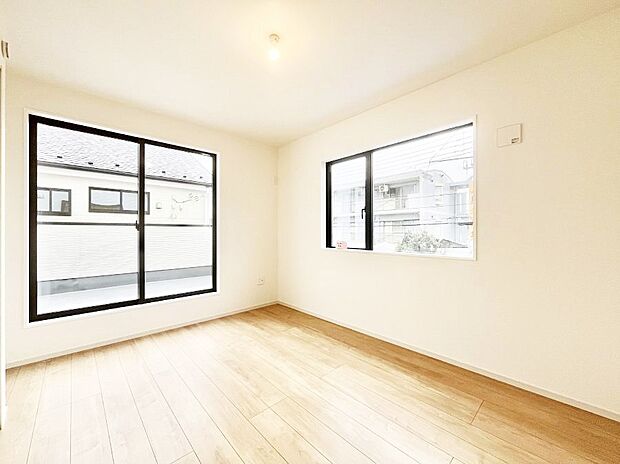 ◆１号棟◆～Bed Room～　2面採光を確保した明るい室内は、風通しも良く、大変居心地の良い空間となっております。爽やかな風を感じて起きる朝は、快適生活の始まりに！日当たりや通風がとても良い住まい♪