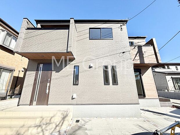 ◆2号棟◆～Exterior～一戸建ての大きなメリットは、自分達の「土地」を「自由に」使える事です。ガーデニングやＤＩＹ，車やバイクの趣味など様々な用途で利用できます。   