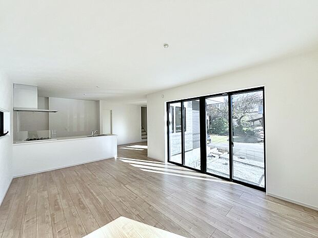 ～Living～　家族の一体感を感じられる広々としたスペース。家族と過ごす時間を大切にする方にピッタリのゆとりの住空間です。お子様が走り回っても安心して見守れます。家族の笑い声が今にも目に浮かびます。