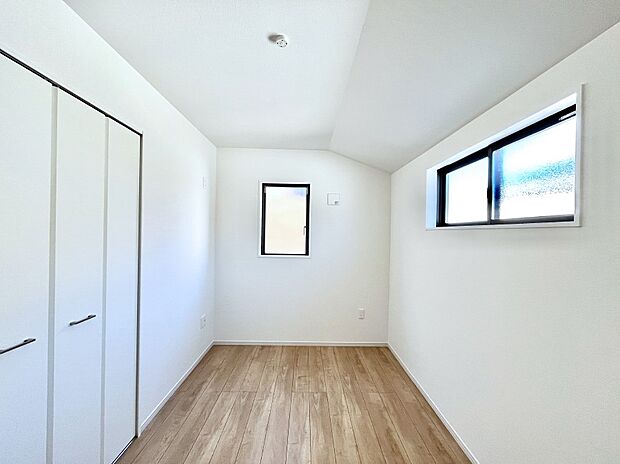 ～Bed Room～　部屋数が多いのが戸建てのメリットです。ご家族が増えたことで手狭に感じていた住まいも戸建てでは各居室プライバシーを保つことができます。住まいにゆとりが生まれ心もリラックスできます♪