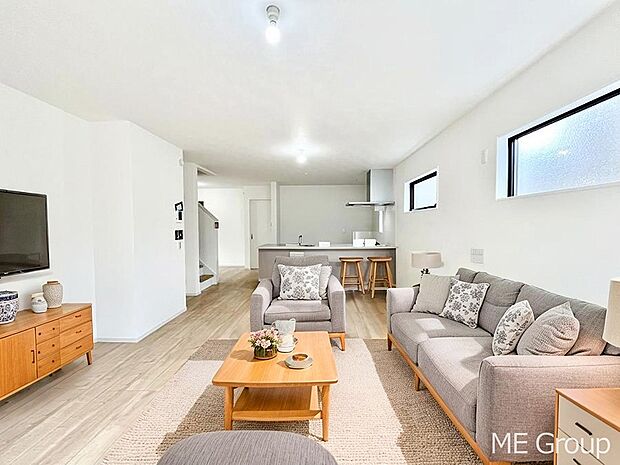 ～Living～　飽きの来ないシンプルでおしゃれなLDK。大きな窓から日差しが差し込むので室内も明るく、家族の憩いの場としてピッタリです。開放感と日当たりの良さを是非ご覧ください！　※家具はCGです