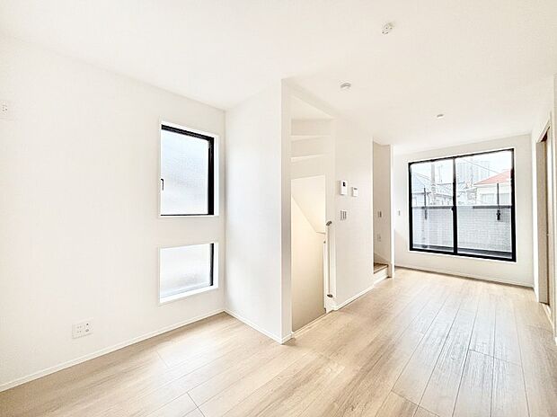 ～Living～豊かな陽光がこの場所を照らしだす。光溢れるこの空間はみんなの笑顔が集う場所、時を忘れ、つきることのないたわいもない会話を楽しむ時間、たくさんの思いが綴られる場所。