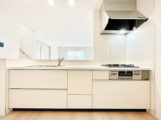 ◆A号棟◆～Kitchen～　広くて使いやすいキッチンなら家族でいっしょに料理をつくったり、後片付けも手間なくできちゃいます♪収納もたっぷりあるので、いつもすっきりと清潔な印象を保てます。