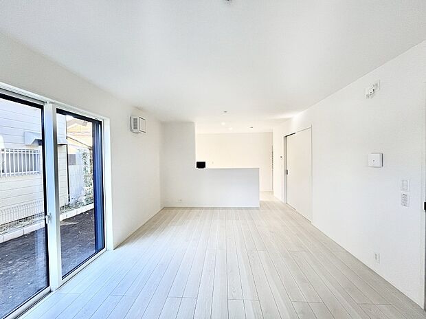 ~Living~ 飽きの来ないシンプルでおしゃれなLDK。大きな窓から日差しが差し込むので室内も明るく、家族の憩いの場としてピッタリです。開放感と日当たりの良さを是非ご覧ください!