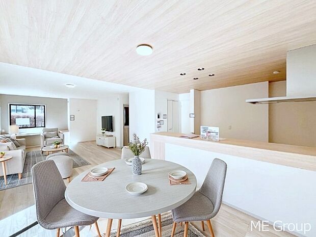 ~Living~ 家族の会話や笑顔が行き交うリビングです。子供が走ってる姿を見ながら、大きなソファやダイニングテーブルでゆったり食事をしたりくつろぎたい♪そんな夢が叶えられる空間です!※家具はCGです