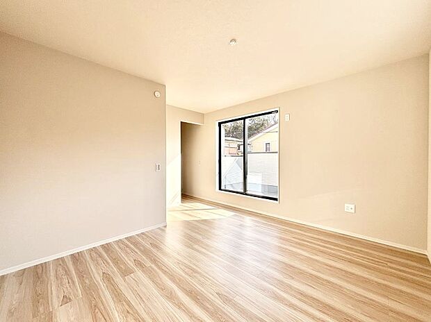 ~Bed Room~ 木の温もりがやさしいフローリングは安らぎをもたらすプライベート空間。明るめのフローリングですので、壁紙ともマッチし、お部屋を更に広く見せてくれる効果も。