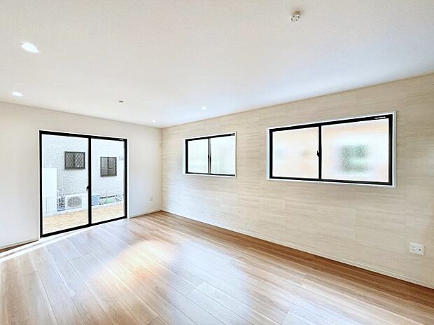 ~Living~ 飽きの来ないシンプルでおしゃれなLDK。大きな窓から日差しが差し込むので室内も明るく、家族の憩いの場としてピッタリです。開放感と日当たりの良さを是非ご覧ください!