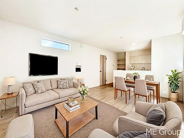 ～Living～　家族の会話や笑顔が行き交うリビングです。子供が走ってる姿を見ながら、大きなソファやダイニングテーブルでゆったり食事をしたりくつろぎたい♪そんな夢が叶えられる空間です！※家具はCGです