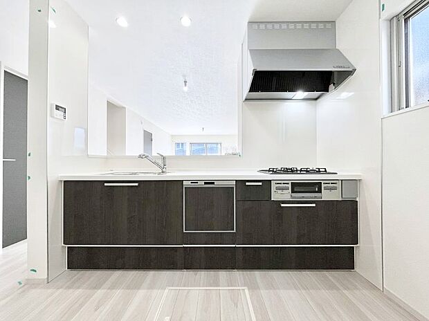 ◆１号棟◆～Kitchen～　会話が弾むリビング、料理が愉しくなるキッチン。家は、ただ生活する場ではなく、暮らしを愉しく、快適にする場所。笑顔の毎日、安らぎの日々のために、最新の設備・仕様を採用。