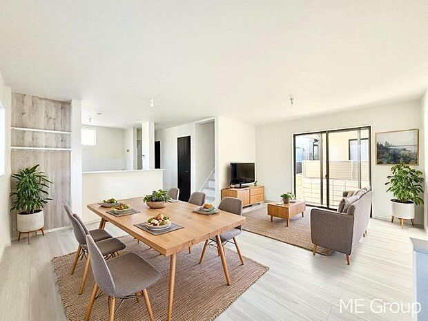 ◆1号棟◆~Living~ 家族の会話や笑顔が行き交うリビングです。大きなソファやダイニングテーブルでゆったり食事をしたりくつろぎたい♪そんな夢が叶えられる空間です!※家具はCGです