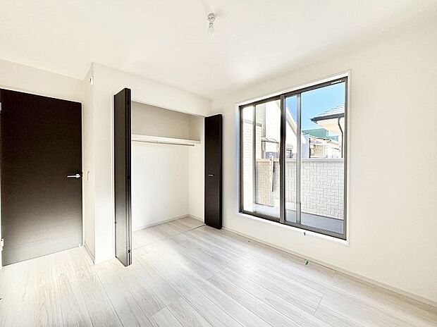 ◆1号棟◆~Bed Room~ バルコニーからの採光で朝もスッキリ目が覚めそうですね!穏やかな光が差し込む室内には、穏やかな時間が流れます。陽の恵みが感じられる、日当たりや通風がとても良い住まい♪