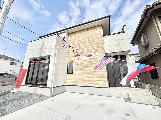 ~Exterior~ 角地により陽当り・風通し良好です。一戸建ての大きなメリットは、自分達の「土地」を「自由に」使える事です。ガーデニングやDIY,車やバイクの趣味など様々な用途で利用できます。