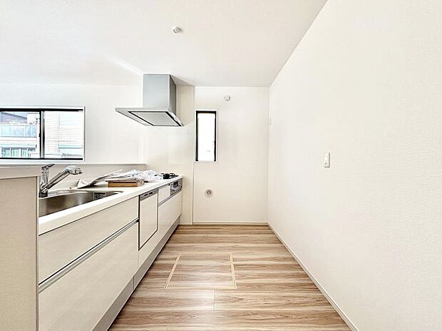 ~Kitchen~ 自然光が入る窓のあるキッチン☆毎日使う場所だからこそ、使い勝手を考慮しました。ゆったりとしたキッチンコーナーは質感豊かな仕上がりとなっております。