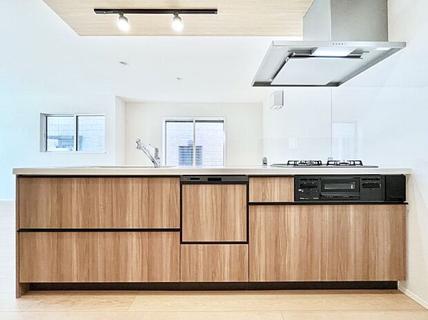 ~Kitchen~ 「さぁ今日は何を作ろう」こんなキッチンなら思いっきり料理ができちゃいます。キッチンからはリビングが一望できます。家族がつながるお家がここにございます。