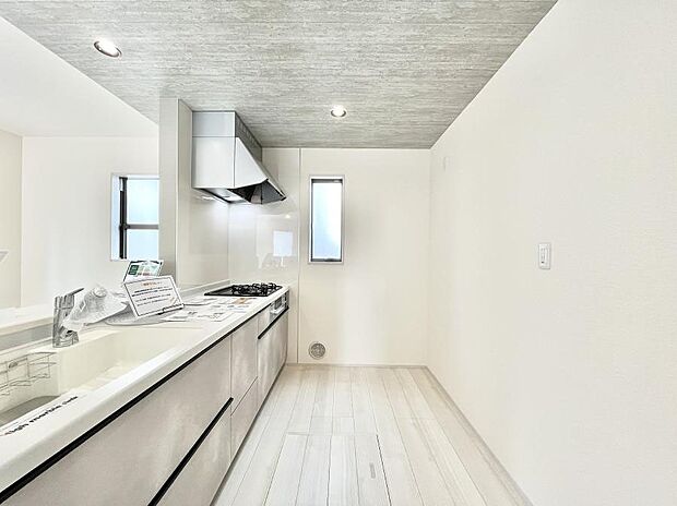 ◆1号棟◆~Kitchen~ 自然光が入る窓のあるキッチン☆毎日使う場所だからこそ、使い勝手を考慮しました。ゆったりとしたキッチンコーナーは質感豊かな仕上がりとなっております。