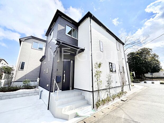 ◆A号棟◆~Exterior~ 角地により陽当り・風通し良好!一戸建ての大きなメリットは、自分達の「土地」を「自由に」使える事です。ガーデニングやDIY,車やバイクの趣味など様々な用途で利用できます。