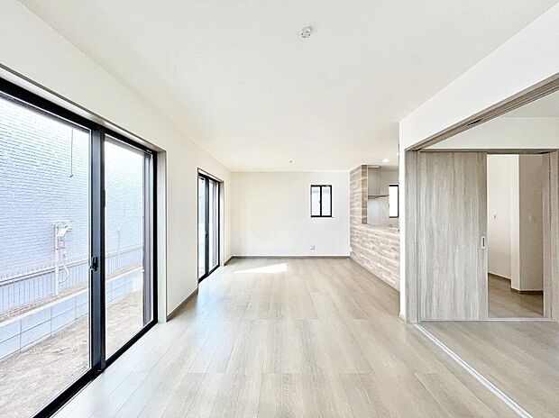 ◆2-B号棟◆～Living～　飽きの来ないシンプルでおしゃれなLDK。大きな窓から日差しが差し込むので室内も明るく、家族の憩いの場としてピッタリです。開放感と日当たりの良さを是非ご覧ください！