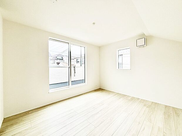 ～Bed Room～　バルコニーからの採光で朝もスッキリ目が覚めそうですね！穏やかな光が差し込む室内には、穏やかな時間が流れます。休日には、落ち着いた空間で自分の趣味を楽しむのはいかがですか。