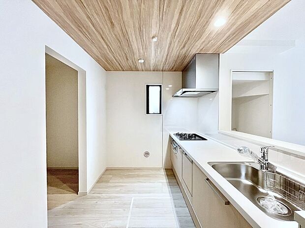 ～Kitchen～　自然光が入る窓のあるキッチン☆毎日使う場所だからこそ、使い勝手を考慮しました。ゆったりとしたキッチンコーナーは質感豊かな仕上がりとなっております。