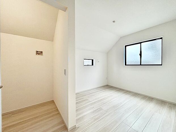 ◆1号棟◆～Bed Room～  「今日も一日お疲れ様」とご夫婦でゆったりくつろげる寝室。毎日の家事やお仕事に疲れた日はフカフカのベットで癒されてください。本棚をおいても快適な広さが自慢♪
