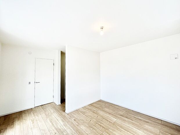 ～Bed Room～  「今日も一日お疲れ様」とご夫婦でゆったりくつろげる寝室。  毎日の家事やお仕事に疲れた日はフカフカのベットで癒されてください。テレビや本棚をおいても快適な広さが自慢♪