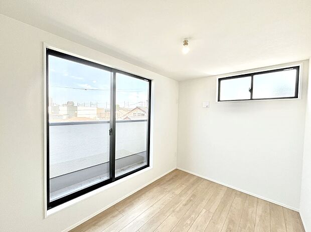 ～Bed Room～　2面採光を確保した明るい室内は、風通しも良く、大変居心地の良い空間となっております。爽やかな風を感じて起きる朝は、快適生活の始まりに！日当たりや通風がとても良い住まい♪