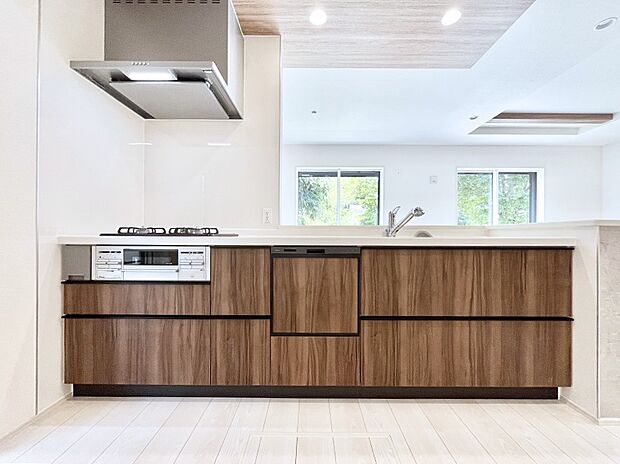 ~Kitchen~ 会話が弾むリビング、料理が愉しくなるキッチン。家は、ただ生活する場ではなく、暮らしを愉しく、快適にする場所。笑顔の毎日、安らぎの日々のために、最新の設備・仕様を採用。