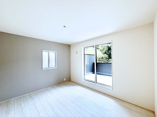 ~Bed Room~ 2面採光を確保した明るい室内は、風通しも良く、大変居心地の良い空間となっております。爽やかな風を感じて起きる朝は、快適生活の始まりに!日当たりや通風がとても良い住まい♪