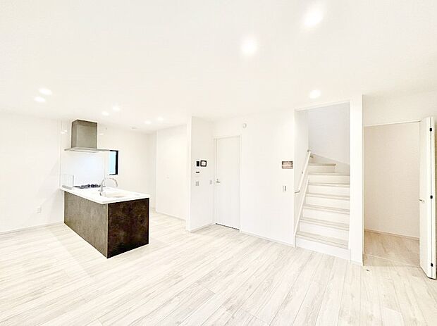 ◆1号棟◆~Living~ リビングに階段のある間取りです♪家族のコミュニケーションがスムーズに取れますね♪ゆとりある暮らしと心地よい住環境が紡ぐ贅沢な時間をご家族みんなでお過ごし下さい。