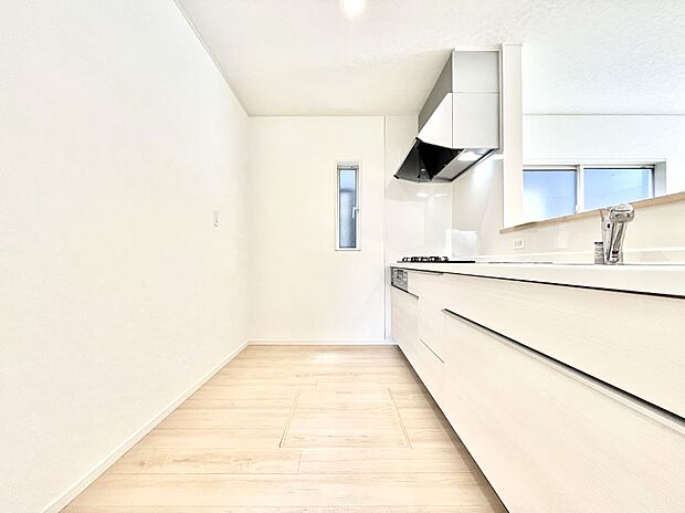 ～Kitchen～　自然光が入る窓のあるキッチン☆毎日使う場所だからこそ、使い勝手を考慮しました。ゆったりとしたキッチンコーナーは質感豊かな仕上がりとなっております。