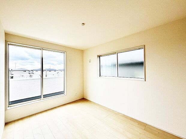 ◆３号棟◆～Bed Room～　2面採光を確保した明るい室内は、風通しも良く、大変居心地の良い空間となっております。爽やかな風を感じて起きる朝は、快適生活の始まりに！日当たりが良い住まい♪