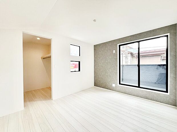 ~Bed Room~ 「今日も一日お疲れ様」とご夫婦でゆったりくつろげる寝室。 毎日の家事やお仕事に疲れた日はフカフカのベットで癒されてください。本棚をおいても快適な広さが自慢♪