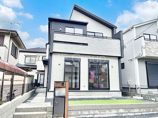 ◆1号棟◆~Exterior~ 堂々たる趣ながら、主張し過ぎずどこか余裕を感じさせるシャープなフォルムで佇む邸宅は、晴天の空と照らし合わせる事で、本来あるべき完成形の姿を見せてくれます。