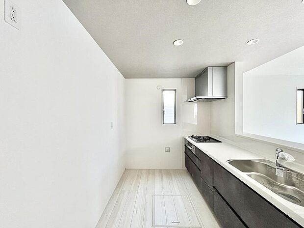 ◆1号棟◆~Kitchen~ 自然光が入る窓のあるキッチン☆毎日使う場所だからこそ、使い勝手を考慮しました。ゆったりとしたキッチンコーナーは質感豊かな仕上がりとなっております。