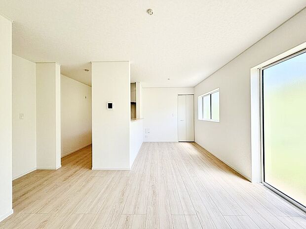 ◆1号棟◆~Living~ 飽きの来ないシンプルでおしゃれなLDK。大きな窓から日差しが差し込むので室内も明るく、家族の憩いの場としてピッタリです。開放感と日当たりの良さを是非ご覧ください!