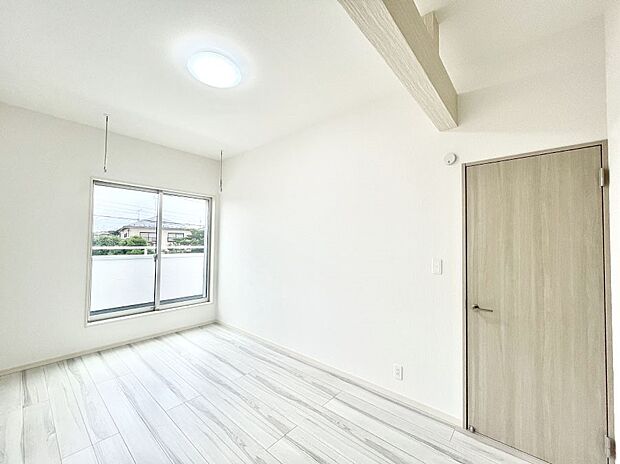 ◆2号棟◆~Bed Room~ マンションと違い部屋数が多いのが戸建てのメリットです。ご家族が増えたことで手狭に感じていた住まいも戸建てでは各居室プライバシーを保つことができます。