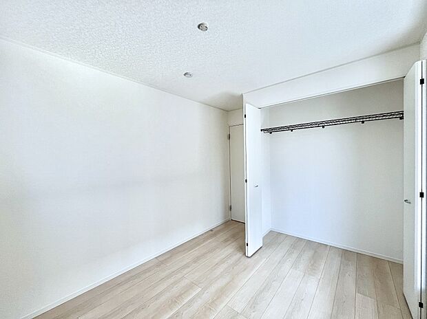 ~Bed Room~ 部屋数が多いのが戸建てのメリットです。ご家族が増えたことで手狭に感じていた住まいも戸建てでは各居室プライバシーを保つことができます。住まいにゆとりが生まれ心もリラックスできます♪