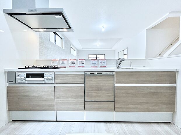 ~Kitchen~ 会話が弾むリビング、料理が愉しくなるキッチン。家は、ただ生活する場ではなく、暮らしを愉しく、快適にする場所。笑顔の毎日、安らぎの日々のために、最新の設備・仕様を採用。
