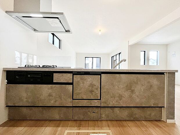 ~Kitchen~ 会話が弾むリビング、料理が愉しくなるキッチン。家は、ただ生活する場ではなく、暮らしを愉しく、快適にする場所。笑顔の毎日、安らぎの日々のために、最新の設備・仕様を採用。