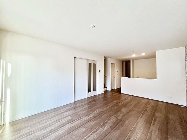 ◆B号棟◆~Living~ リビングに階段のある間取りです♪家族のコミュニケーションがスムーズに取れますね♪ゆとりある暮らしと心地よい住環境が紡ぐ贅沢な時間をご家族みんなでお過ごし下さい。