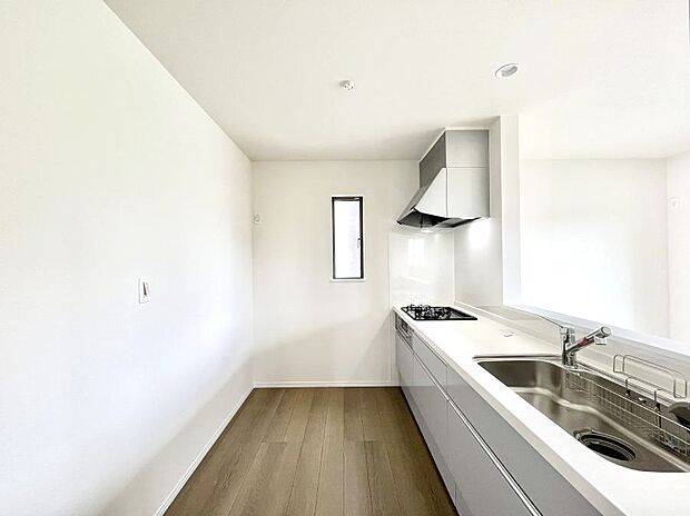 ◆A号棟◆~Kitchen~ 会話が弾むリビング、料理が愉しくなるキッチン。家は、ただ生活する場ではなく、暮らしを愉しく、快適にする場所。笑顔の毎日、安らぎの日々のために、最新の設備・仕様を採用。