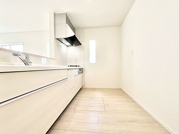 ◆2号棟◆~Kitchen~ 自然光が入る窓のあるキッチン☆毎日使う場所だからこそ、使い勝手を考慮しました。ゆったりとしたキッチンコーナーは質感豊かな仕上がりとなっております。