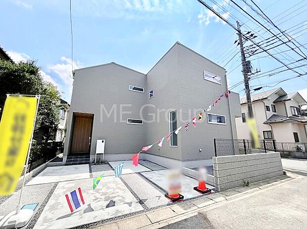 ~Exterior~ 角地により陽当り・風通し良好です。一戸建ての大きなメリットは、自分達の「土地」を「自由に」使える事です。ガーデニングやDIY,車やバイクの趣味など様々な用途で利用できます。