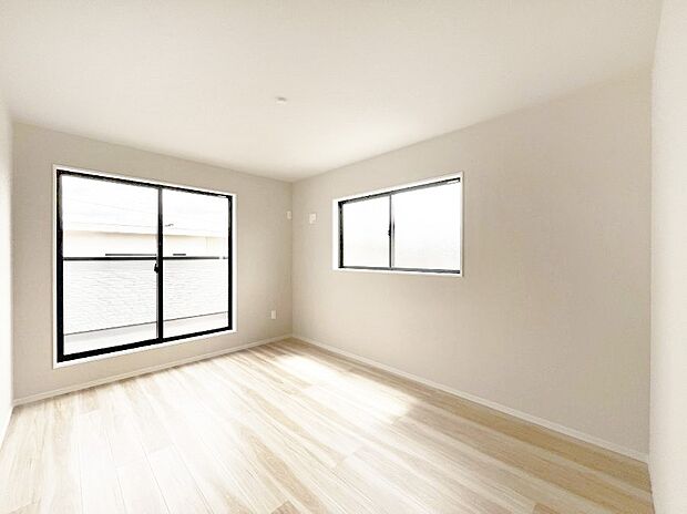 ~Bed Room~ 2面採光を確保した明るい室内は、風通しも良く、大変居心地の良い空間となっております。爽やかな風を感じて起きる朝は、快適生活の始まりに!日当たりや通風がとても良い住まい♪