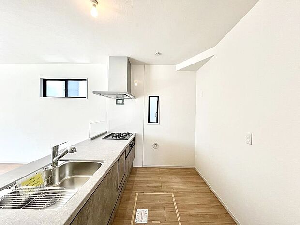 ~Kitchen~ 自然光が入る窓のあるキッチン☆毎日使う場所だからこそ、使い勝手を考慮しました。ゆったりとしたキッチンコーナーは質感豊かな仕上がりとなっております。